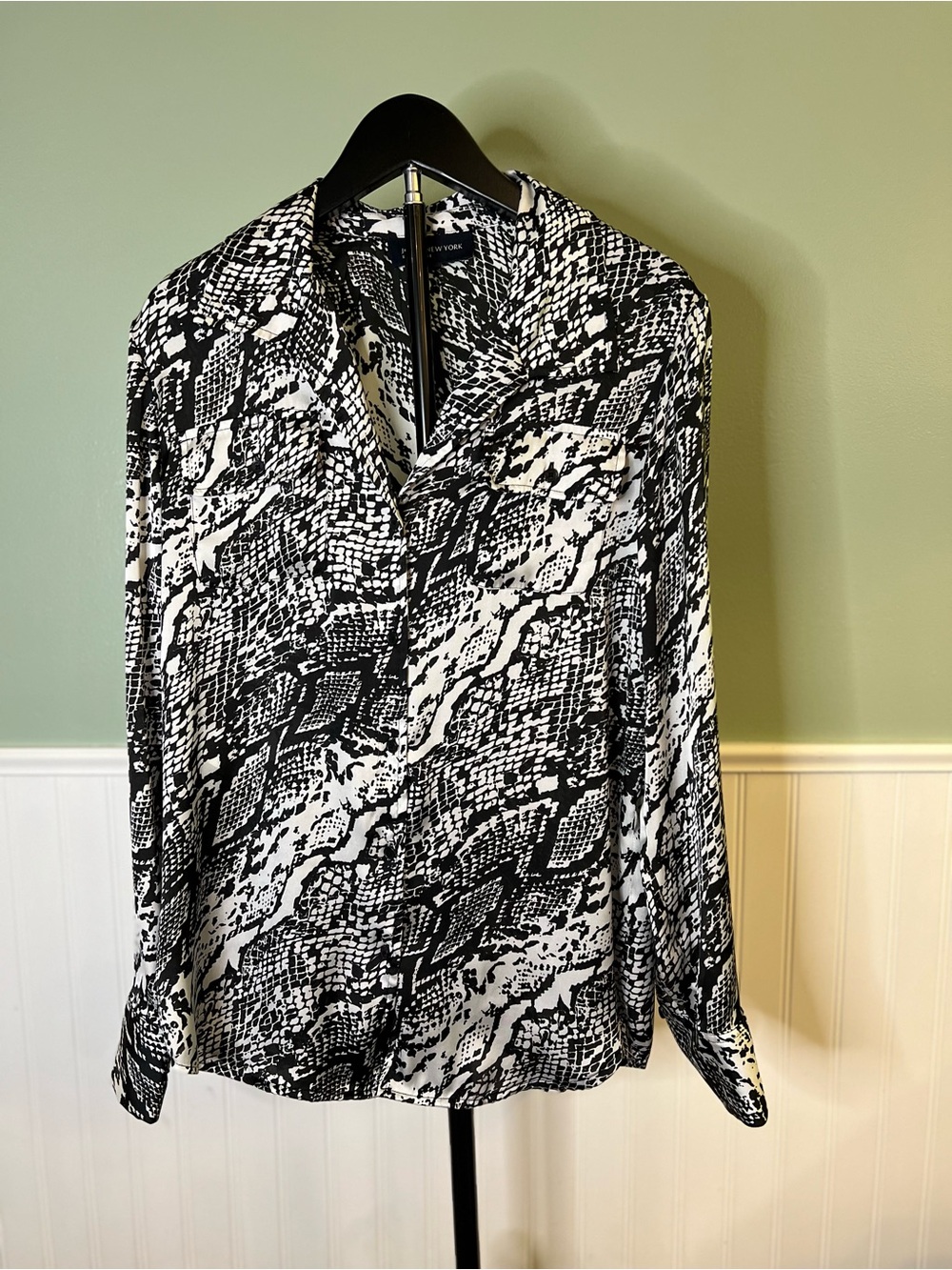 Jones New York Black and White Snake Print Satin Button-Down Blouse. Size M